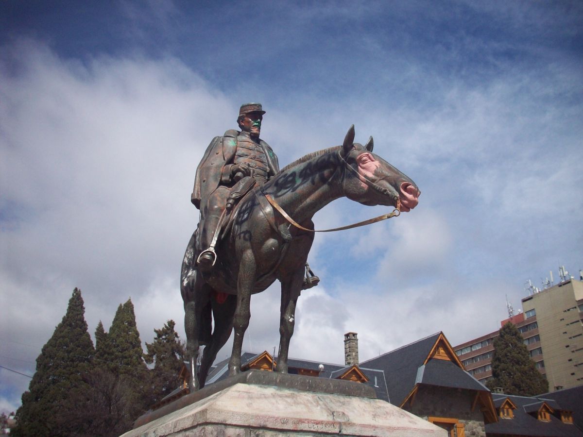 EN BARILOCHE. La estatua de Roca que se encuentra en el centro cívico de la ciudad patagónica fue vandalizada en repetidas oportunidades por grupos autdenominados como pueblos originarios.