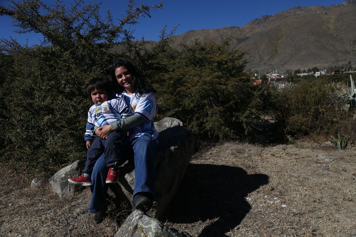 EN LOS CERROS. Karen Romano posa junto a su hijo de dos años.