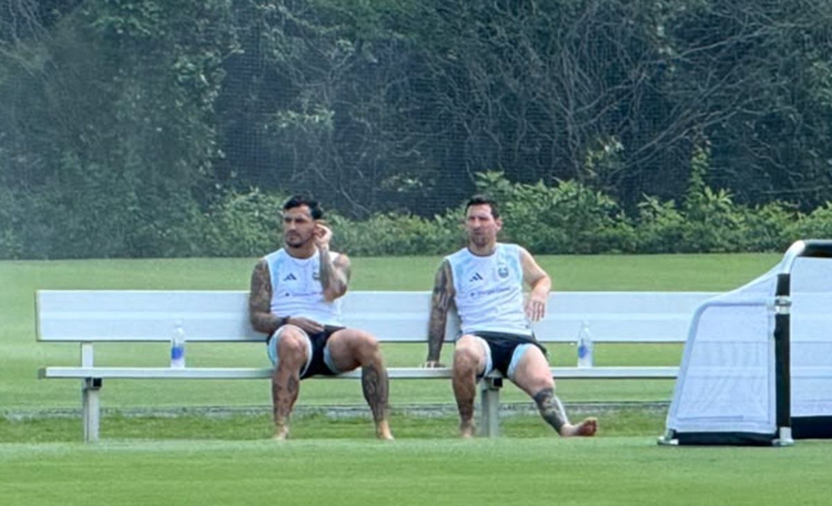 RELAX. Lionel Messi y Leandro Paredes, pensativos de cara a la final contra España.