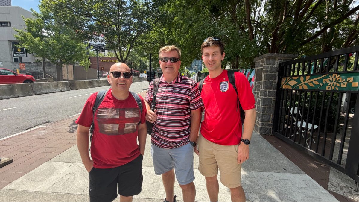RIVALES. Lee, Dennis y Trevor lamentaron la eliminación y coincidieron en que Inglaterra dejó crecer a Argentina.