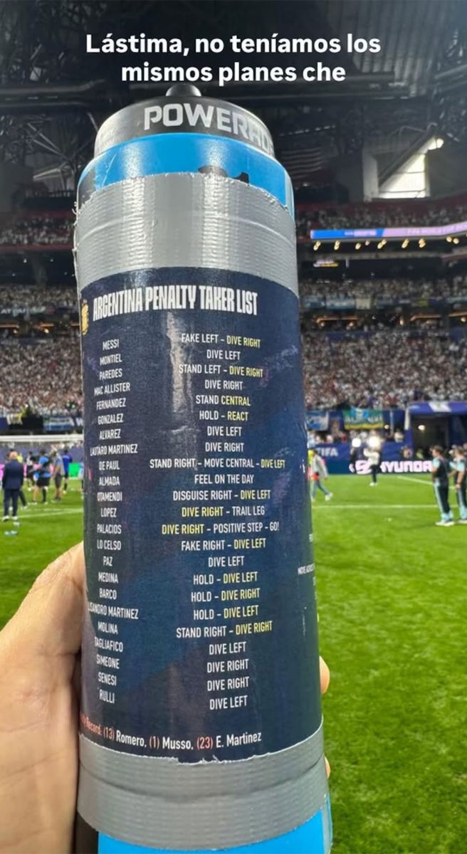 SOUVENIR. La botella que dejó Pickford en el arco inglés con el 
