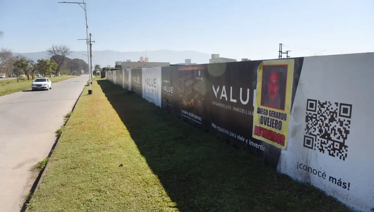 ESCRACE. Inversionistas colocaron carteles en distintos sectores de Yerba Buena para denunciarlo socialmente.