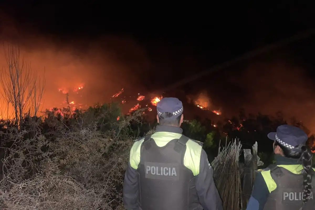 Alerta en los Valles: bomberos y policías combatieron un voraz incendio en Amaicha