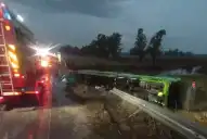 Volcó un colectivo en Carmen de Areco, en medio del temporal con vientos de 100 km/h