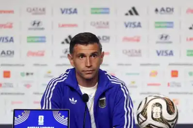 Dibu Martínez reveló que juega el Mundial lesionado: Todos los especialistas me decían que tenía que operarme