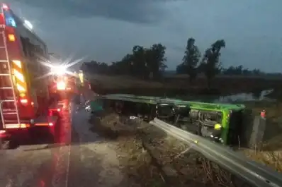 Volcó un colectivo en Carmen de Areco, en medio del temporal con vientos de 100 km/h