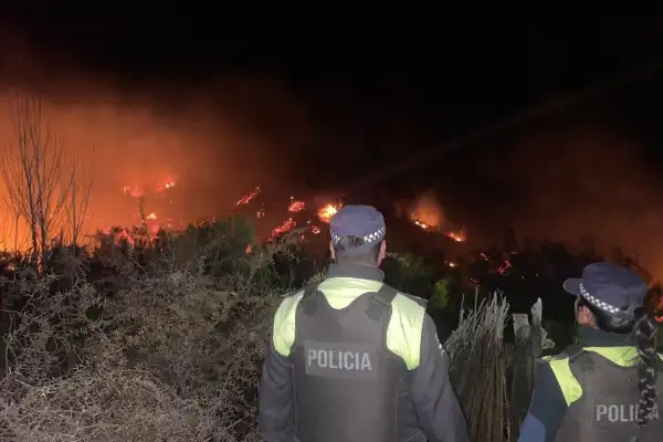 Alerta en los Valles: bomberos y policías combatieron un voraz incendio en Amaicha
