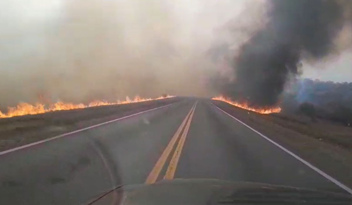 Alerta en la ruta 9: un voraz incendio complica la circulación entre Ticucho y Vipos