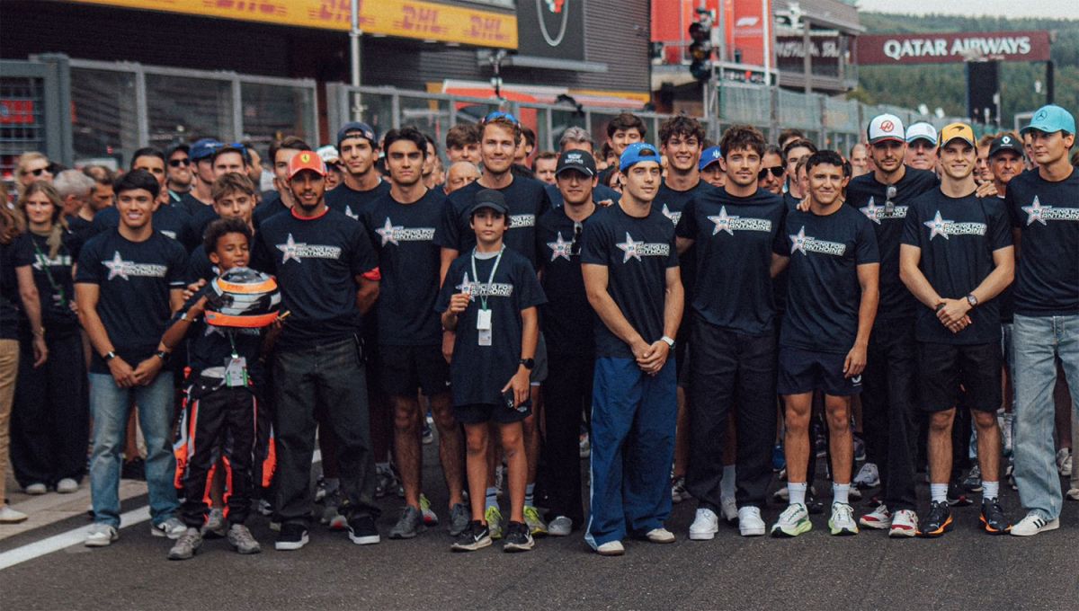 HOMENAJE. Franco Colapinto (gorra azul al centro) participó junto a todos los pilotos de la F-1 en la carrera de Antoine.