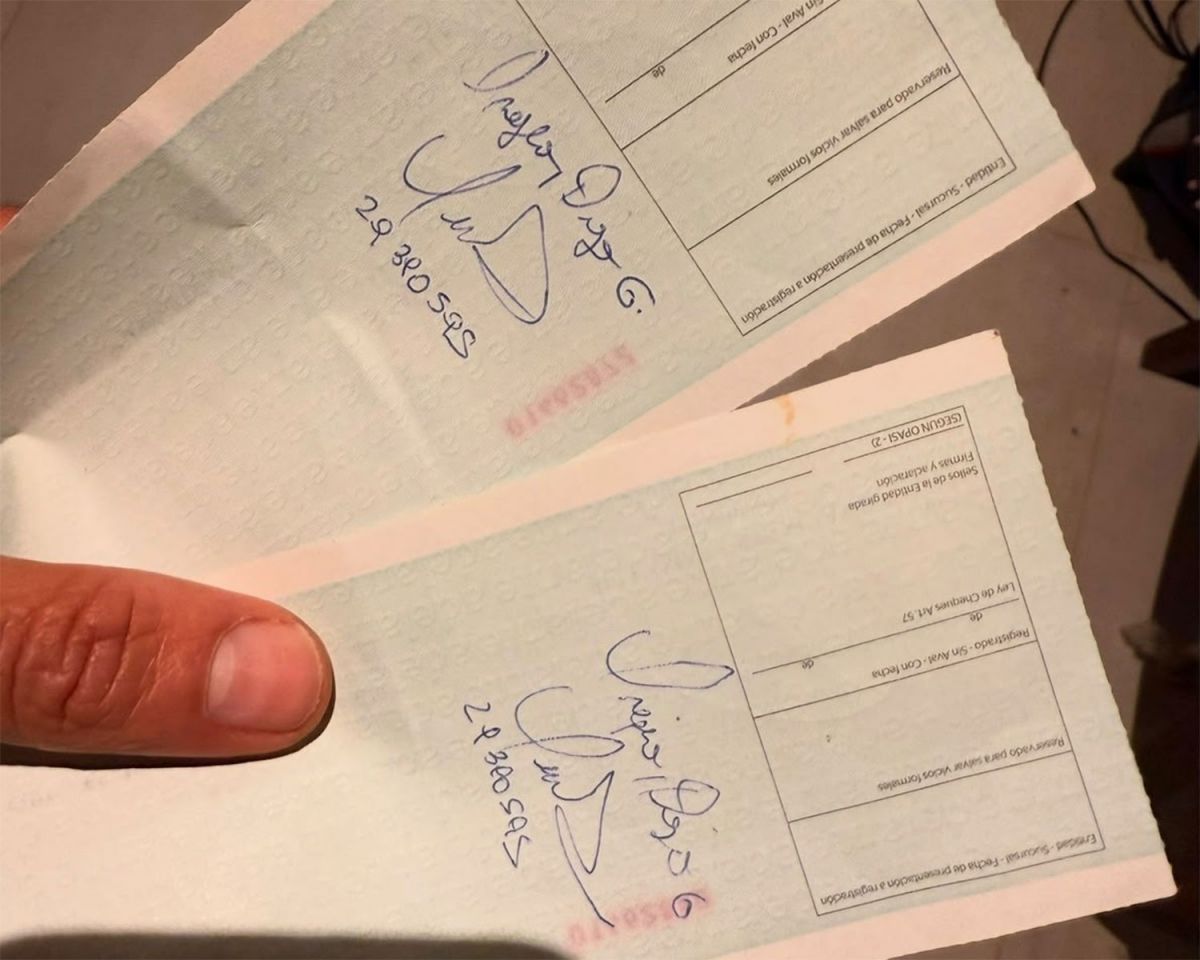 PRUEBA. Dos de los cheque que entregó y que fueron rechazados por falta de fondos.
