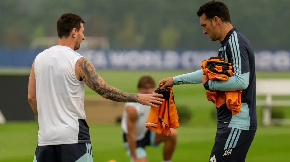 El llamativo ensayo de Scaloni antes de la final: repartió 13 pecheras y sembró dudas sobre el equipo