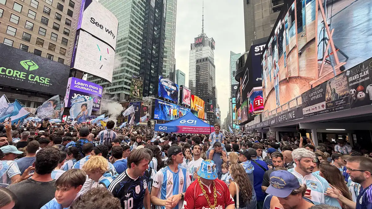 ¿Diez años sin Libertadores o Messi con otra Copa del Mundo? El dilema de los hinchas argentinos en Times Square