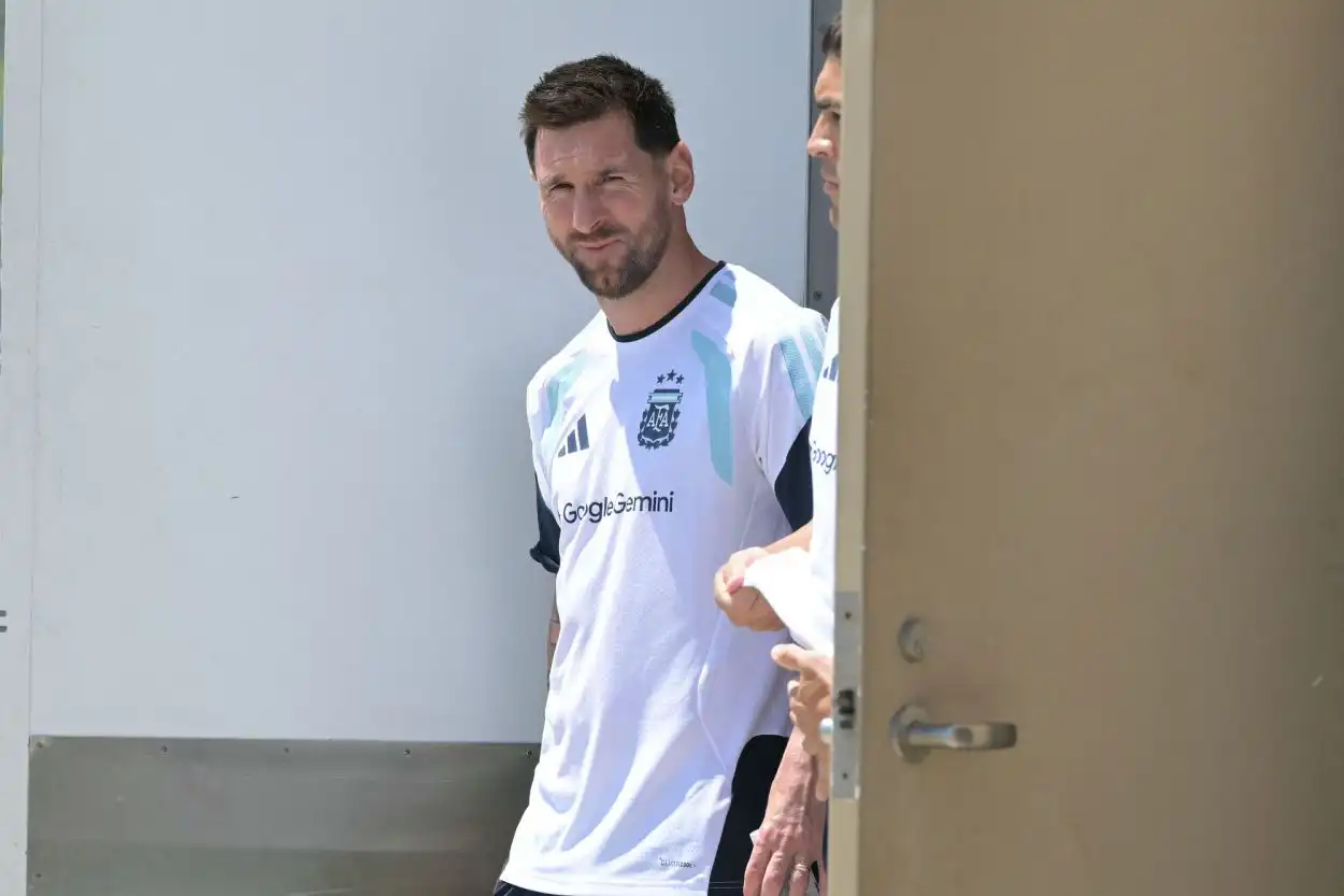 Además de Messi y De Paul, quiénes son los jugadores de la Selección que no vuelven al país