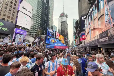 ¿Diez años sin Libertadores o Messi con otra Copa del Mundo? El dilema de los hinchas argentinos en Times Square