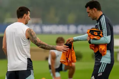 El llamativo ensayo de Scaloni antes de la final: repartió 13 pecheras y sembró dudas sobre el equipo