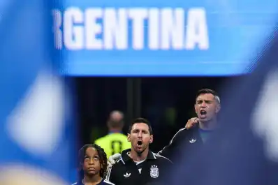 Una lección y no sólo de fútbol: Messi, el caudillo de perfil bajo que le marca la cancha a la política