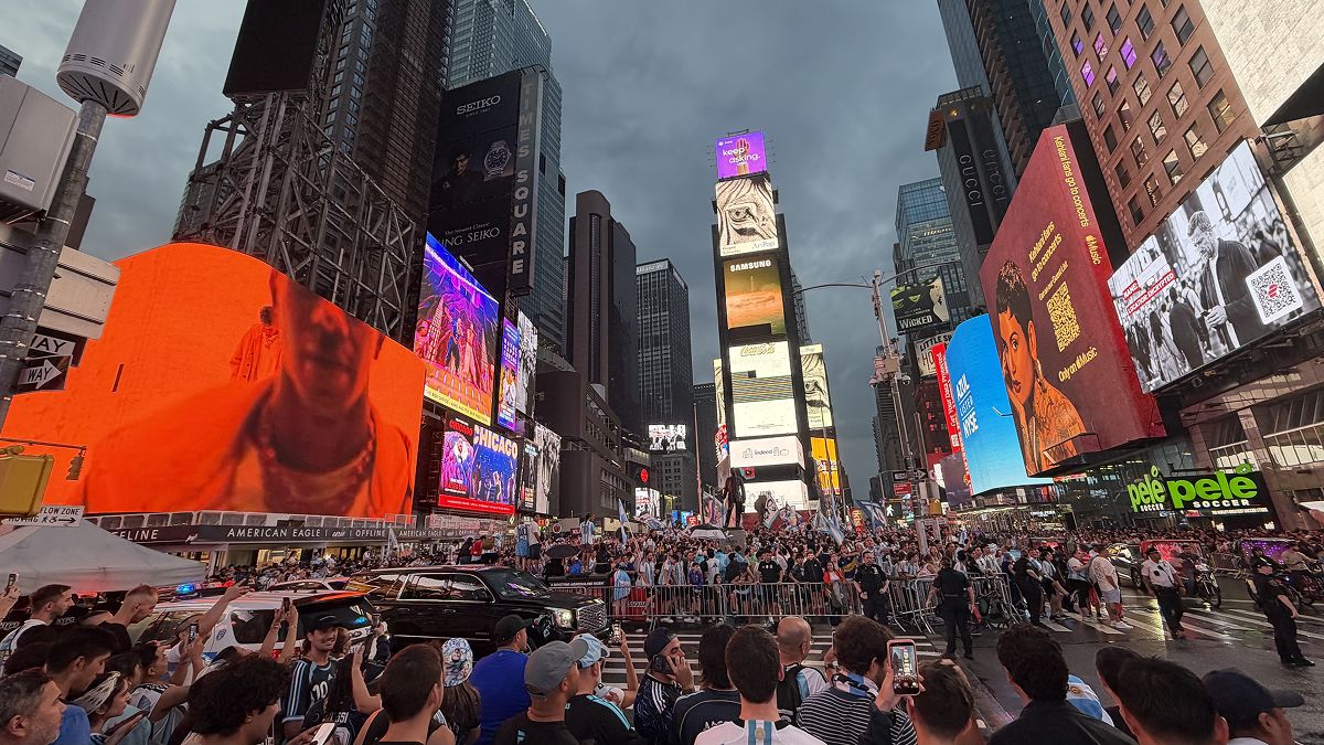 EL ÚLTIMO DEL MUNDIAL. Entre canciones, abrazos y banderas, los argentinos hicieron sentir local a la Selección en pleno corazón de Nueva York.