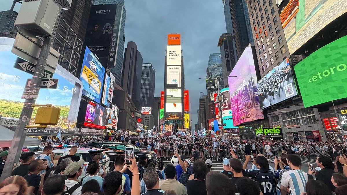 EN NUEVA YORK. Hinchas argentinos de todo el mundo se reunieron en Times Square para alentar antes de la final frente a España.
