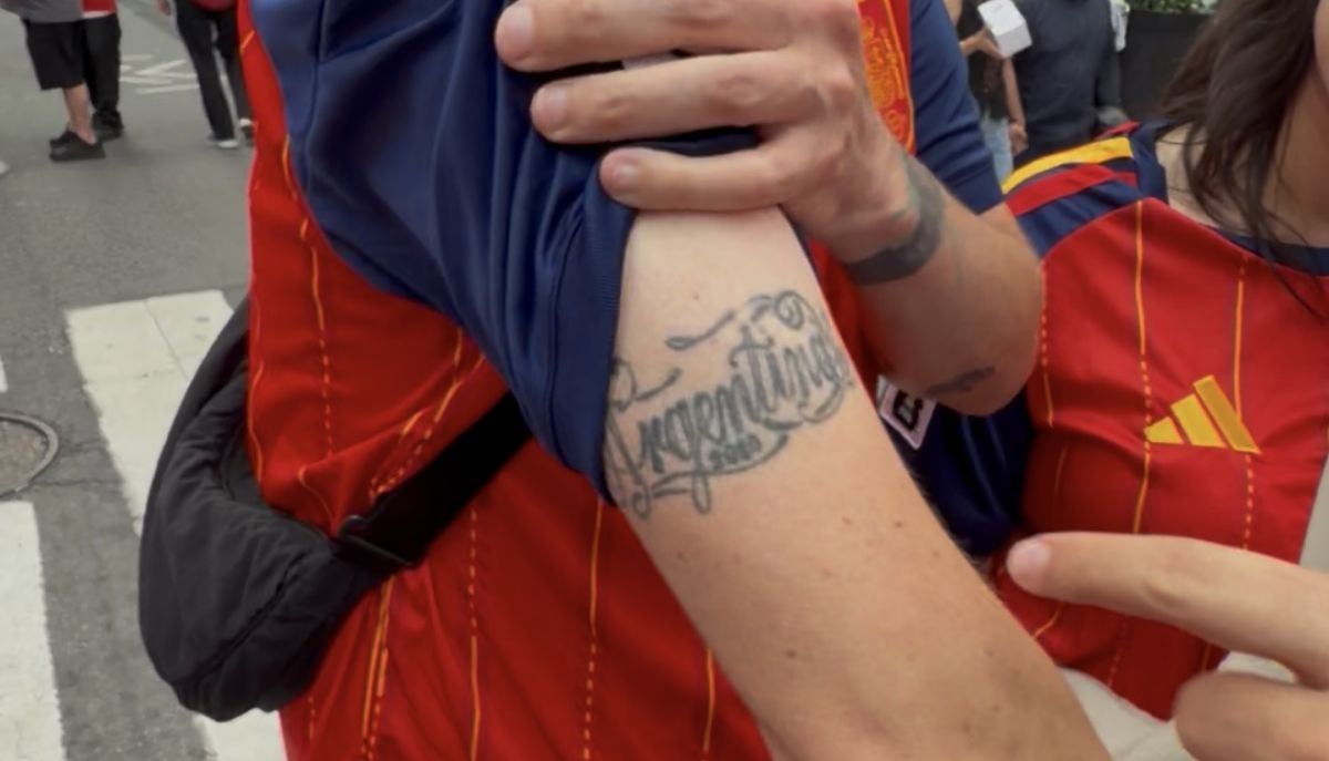 PASIÓN PERMANENTE. El Mundial también se lleva en la piel: un hincha mostró su tatuaje durante el banderazo argentino en Times Square.