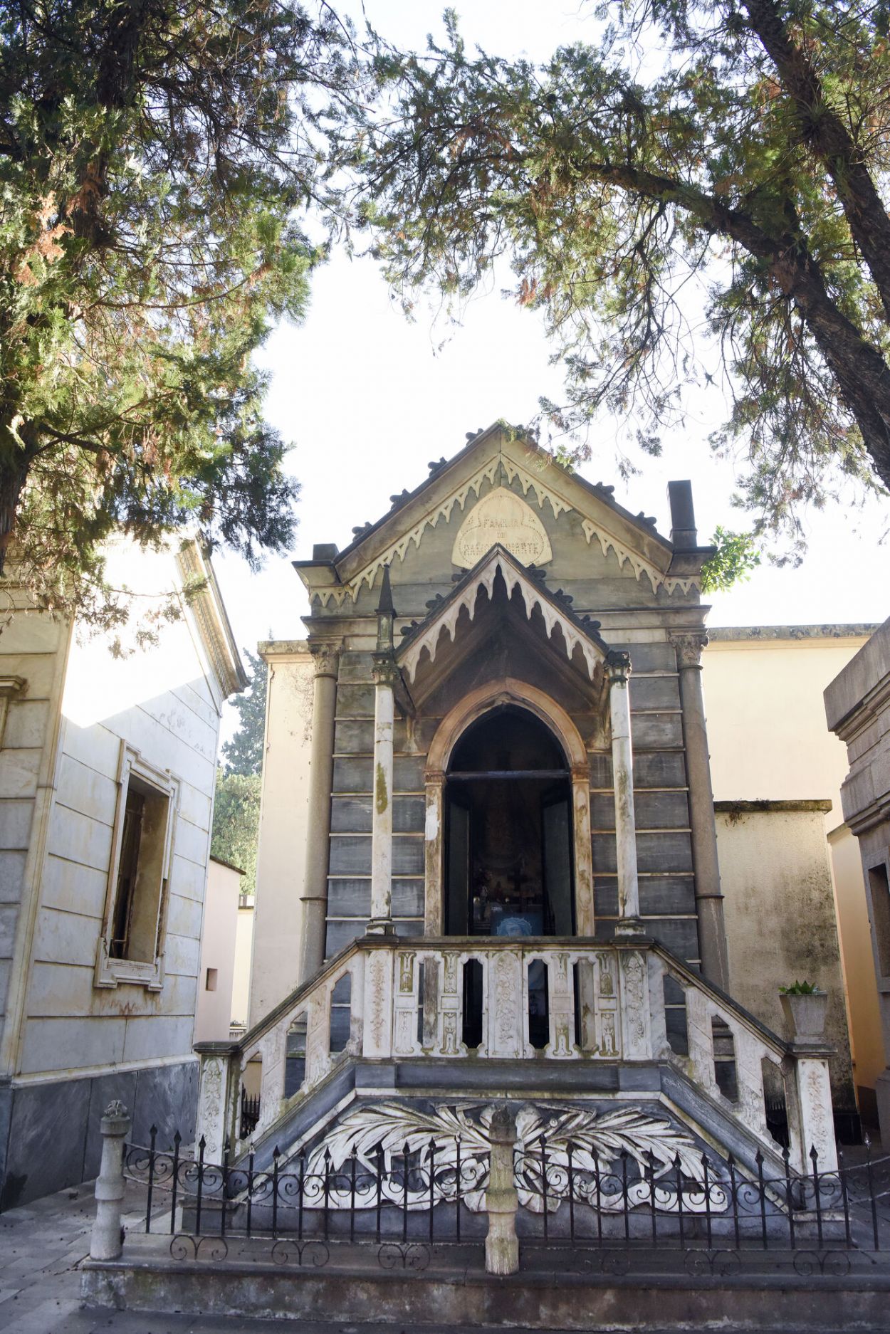 LUGAR DE ORACIÓN. El mausoleo de la familia Yriarte es un punto convocante en la necrópolis, adonde todos los días llega una persona a rezar.  la gaceta / fotos de analía jaramillo