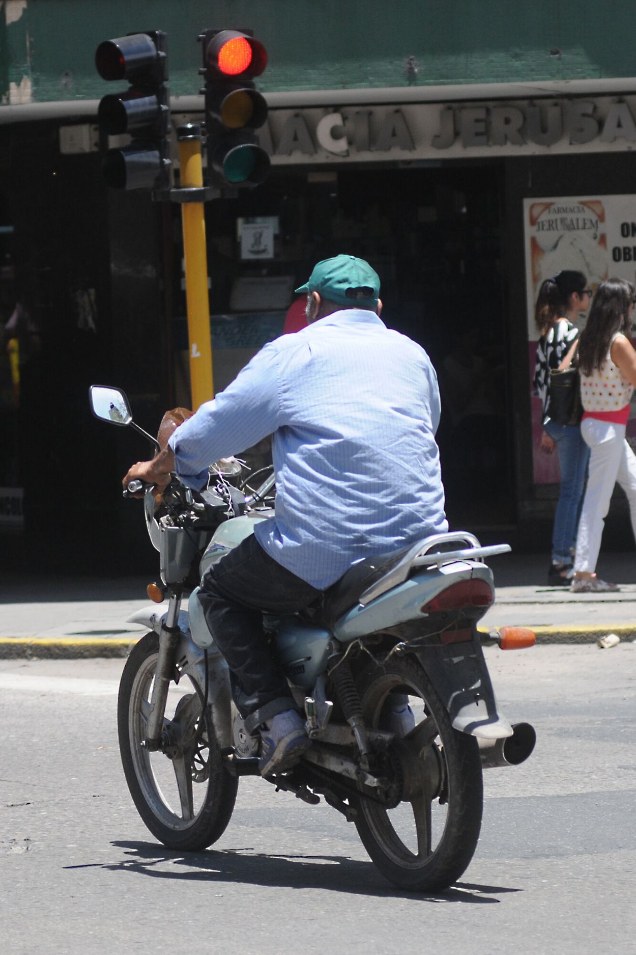 Andar en moto en el reino de la anomia vial