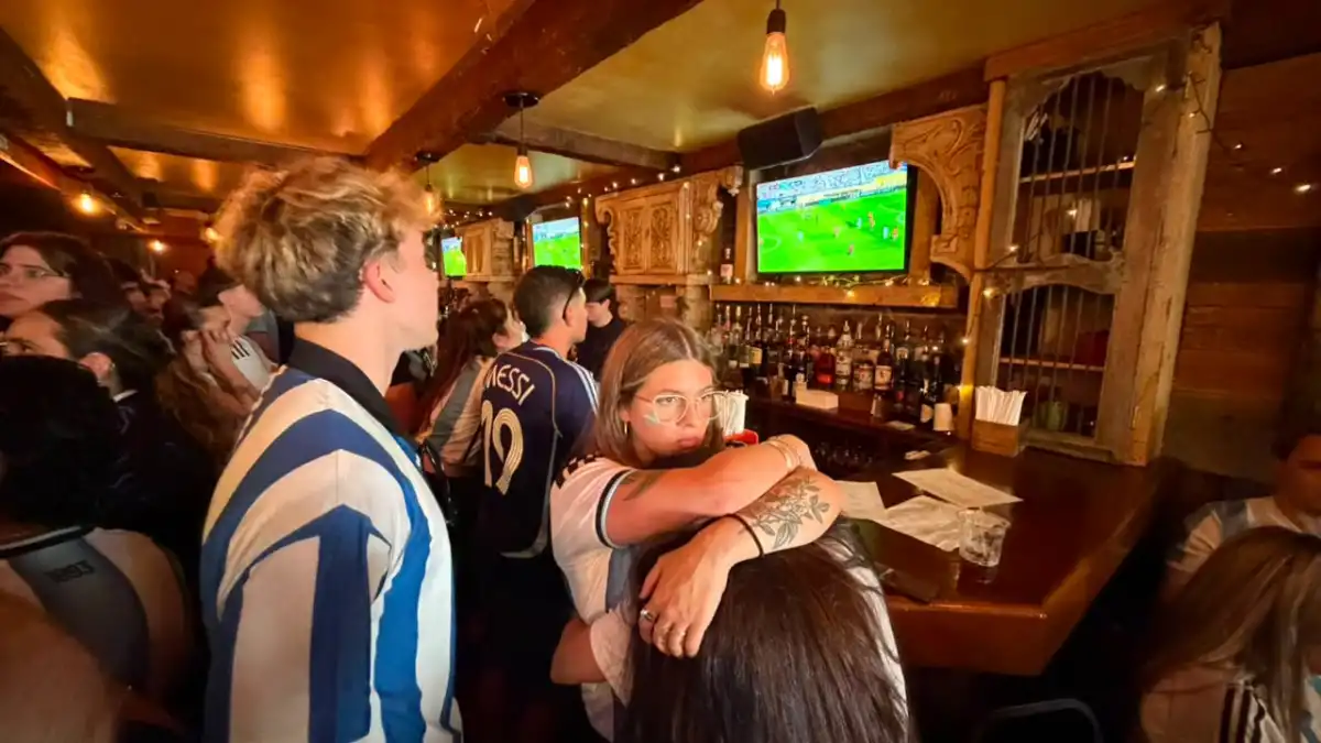 “Cambiaron la forma en la que veo el fútbol”: los argentinos emocionaron a un bartender en un bar de Nueva York