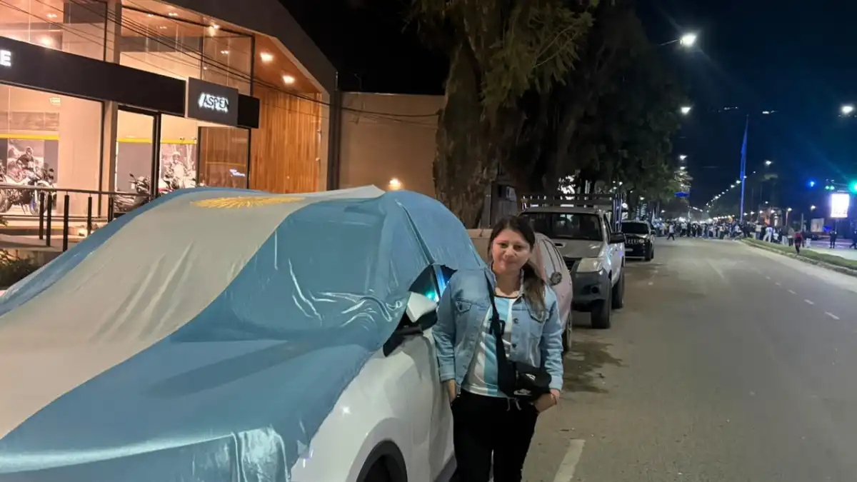 “Vamos a festejar igual”: cubrió su auto con una bandera argentina y salió al mástil de Yerba Buena