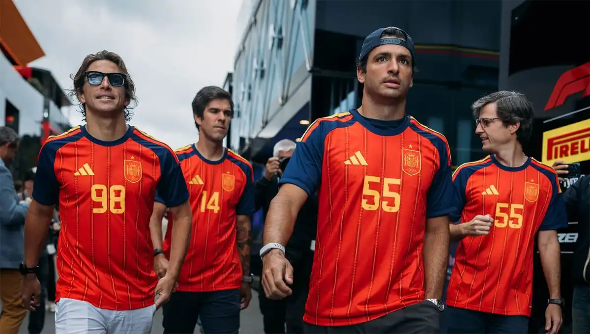 Carlos Sainz se vistió de rojo para llegar a Spa-Francorchamps
