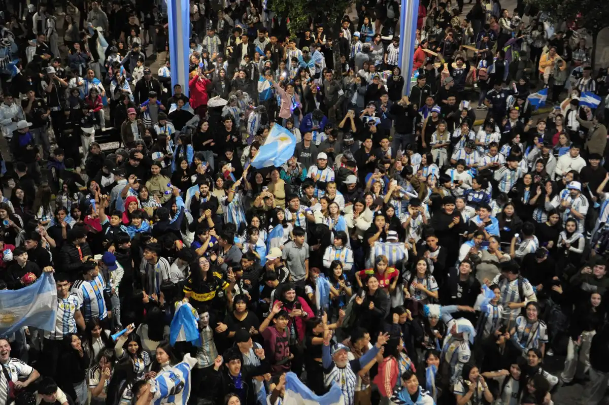 La plaza Independencia cambió la tristeza por ovación hacia la Scaloneta
