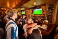 “Cambiaron la forma en la que veo el fútbol”: los argentinos emocionaron a un bartender en un bar de Nueva York