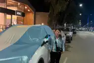 “Vamos a festejar igual”: cubrió su auto con una bandera argentina y salió al mástil de Yerba Buena