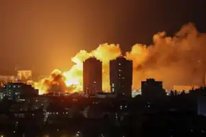 Una oleada de misiles rusos causa destrucción en Kiev