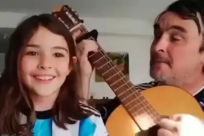 Video: un payador y su hija transformaron Astros, de Ciro y Los Persas, en un emotivo himno para la Selección argentina