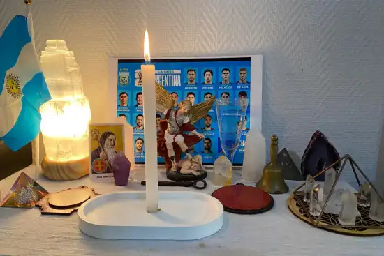 550x367_ritual-antes-durante-cada-partido-miembros-brujineta-utilizan-altar-casero-para-transmitirle-buena-energia-al-equipo-argentino-1146103-003452.webp