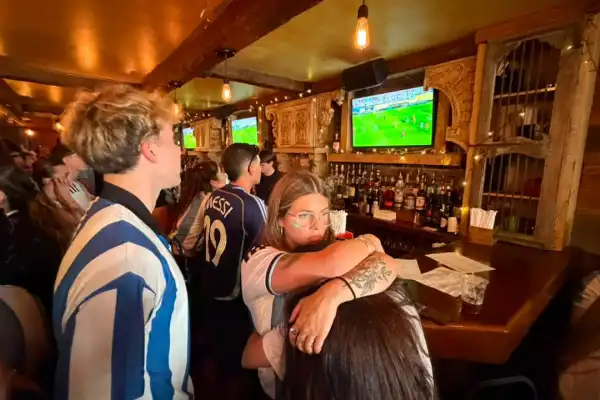 “Cambiaron la forma en la que veo el fútbol”: los argentinos emocionaron a un bartender en un bar de Nueva York