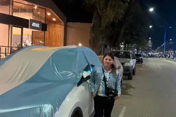 “Vamos a festejar igual”: cubrió su auto con una bandera argentina y salió al mástil de Yerba Buena
