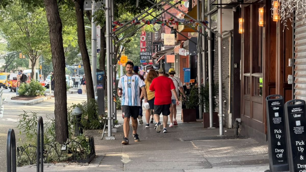 Los argentinos buscan su lugar para vivir las últimas horas de un Mundial 2026. LA GACETA / MATIAS AUAD