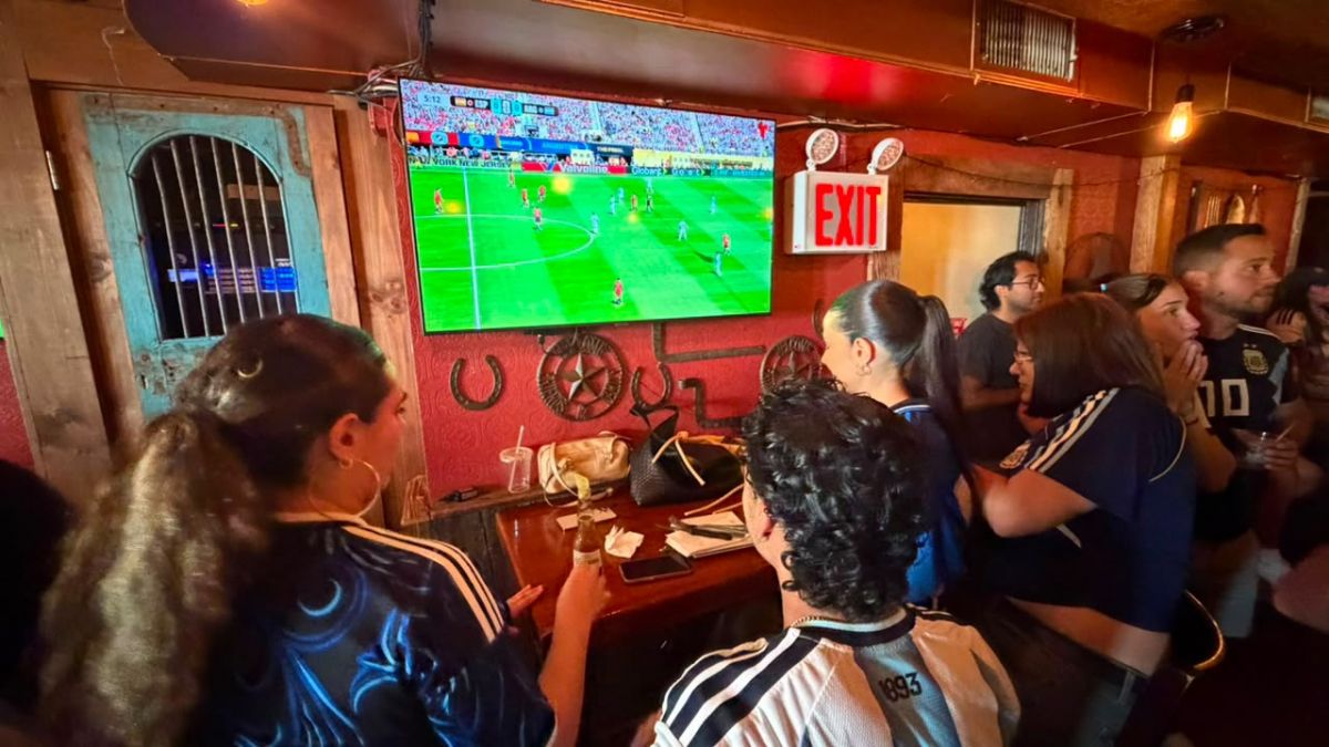 “Cambiaron la forma en la que veo el fútbol”: los argentinos emocionaron a un bartender en un bar de Nueva York