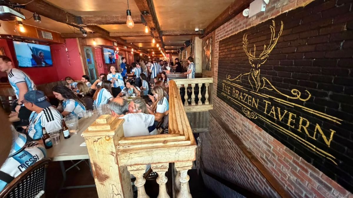 “Cambiaron la forma en la que veo el fútbol”: los argentinos emocionaron a un bartender en un bar de Nueva York