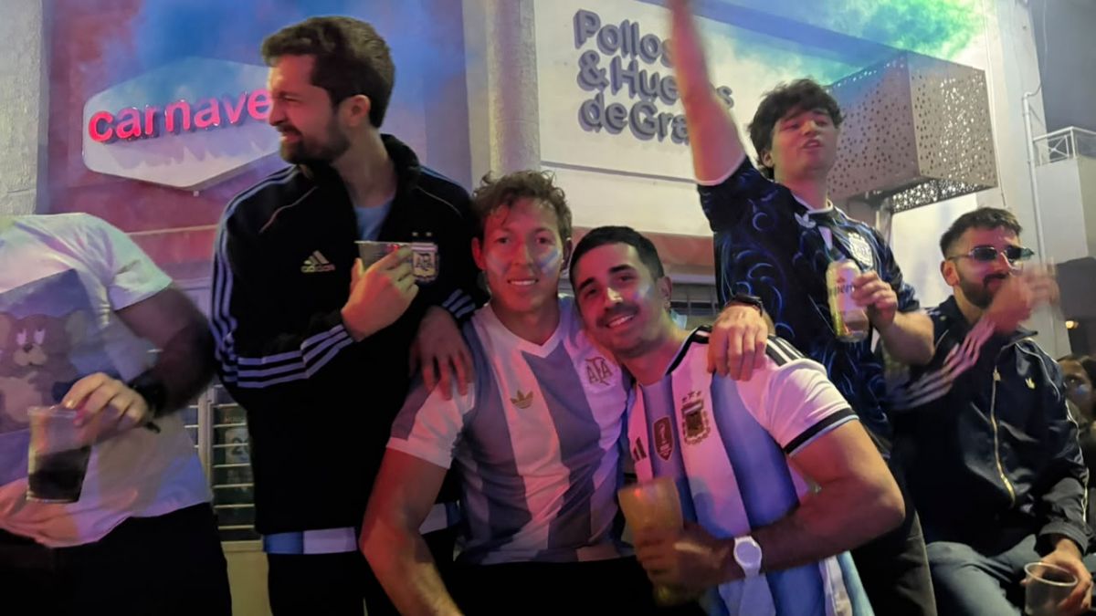 EN GRUPO. Federico Pacara y Francisco Lobo eligieron despedir a Messi con un agradecimiento.