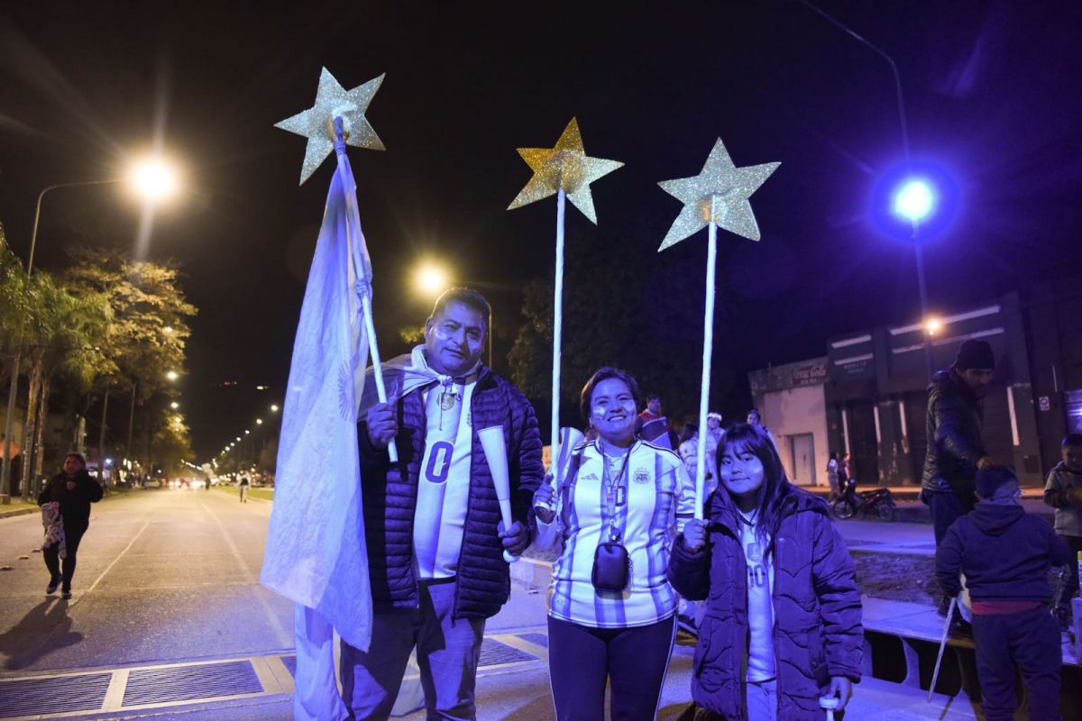 FALTÓ LA CUARTA. Martina y su familia posan con estrellas artesanales.