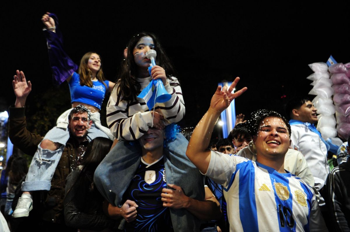 UN CARNAVAL. La hinchada se convirtió en una marea celeste y blanca.