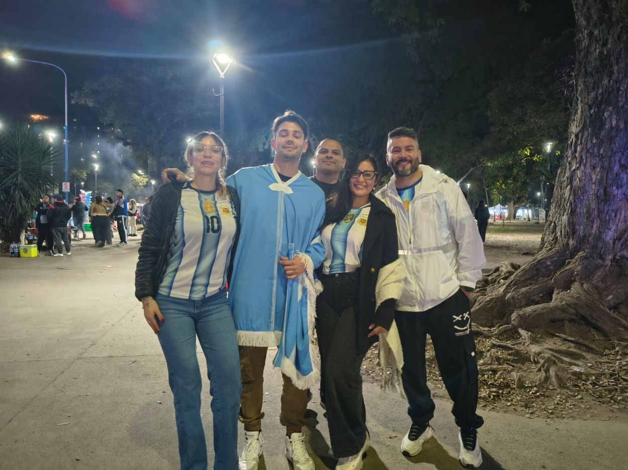 JUNTO A SUS AMIGOS. Leandro González utilizó un poncho albiceleste.