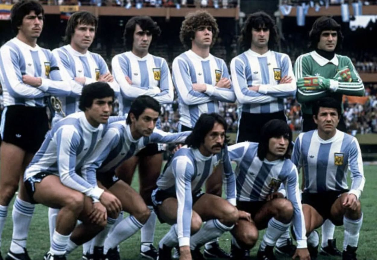 LA PRIMERA. Argentina levantó su primera Copa del Mundo en casa con Mario Kempes como goleador.