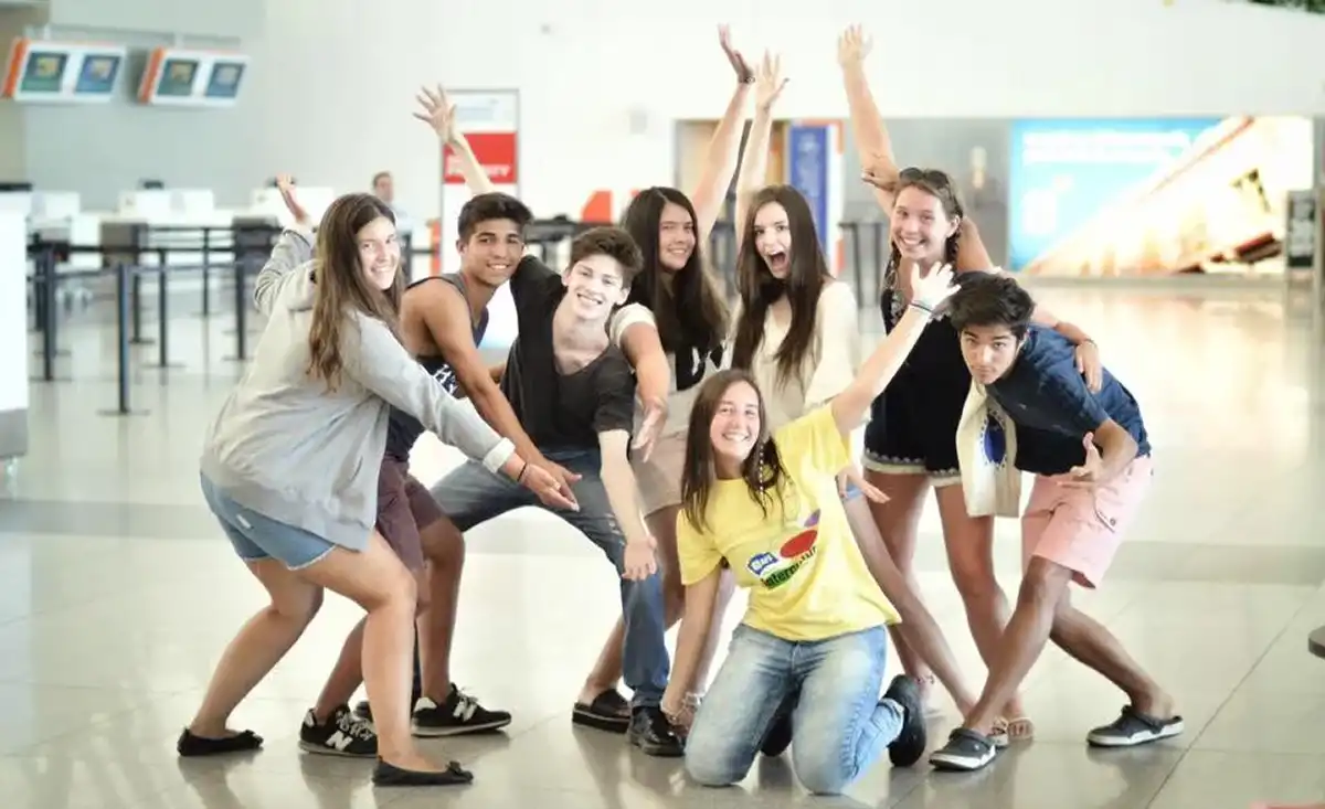 ¿Querés estudiar tres meses en otro país? Abrieron becas para estudiantes secundarios