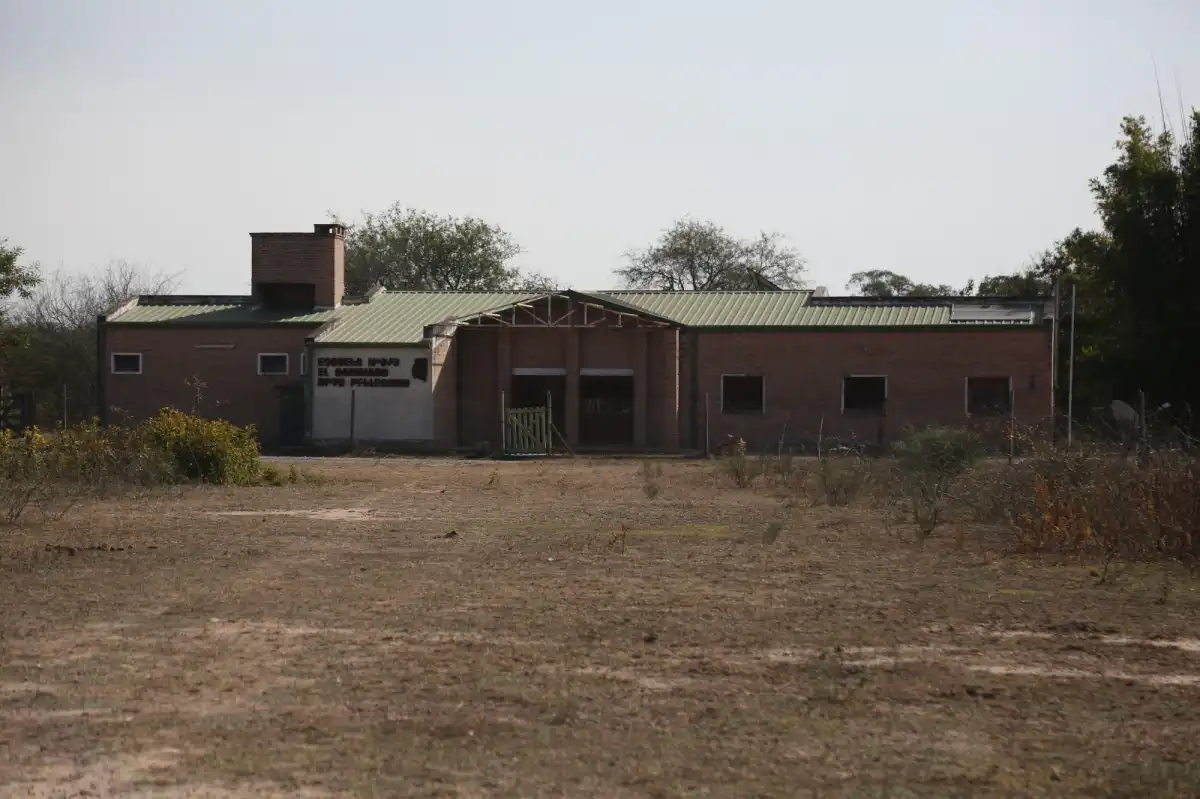 Sale a las cuatro de la mañana para llegar a una escuela rural donde el Mundial reunió a todo un paraje