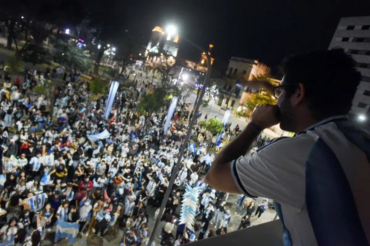 Del bajón al aliento: el balcón de Plaza Independencia que les cambió la cara a los hinchas tucumanos