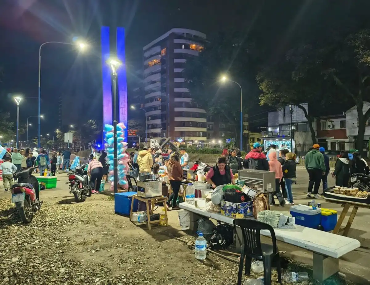 Bocinas, bombos y banderas para agradecerle a la Selección en el Monumento al Bicentenario