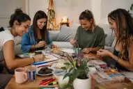 Juntada diferente por el Día del Amigo: cozzy activities, manualidades y juegos de chismes