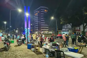 Bocinas, bombos y banderas para agradecerle a la Selección en el Monumento al Bicentenario